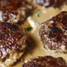 Fetaostbiffar i gräddsås: Krämigt & enkelt recept!