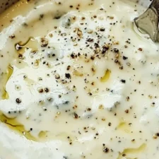 Ädelostsås med sting: recept som imponerar
