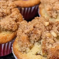 Rabarbermuffins med kanelsmul: saftigt & enkelt recept