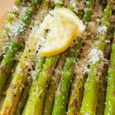 Sparris med citron och parmesan: lyxigt & enkelt recept
