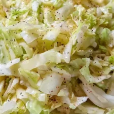 Krispig vitkålssallad: enkelt och supergott recept