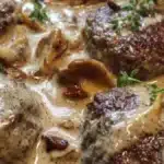 Så gör du pannbiffar med kantarellsås enkelt
