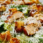 Klassisk Caesarsallad: enkelt recept med kyckling