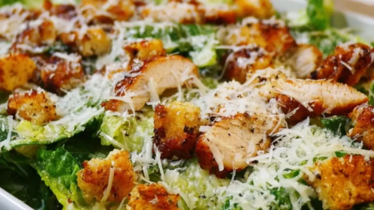Klassisk Caesarsallad: enkelt recept med kyckling