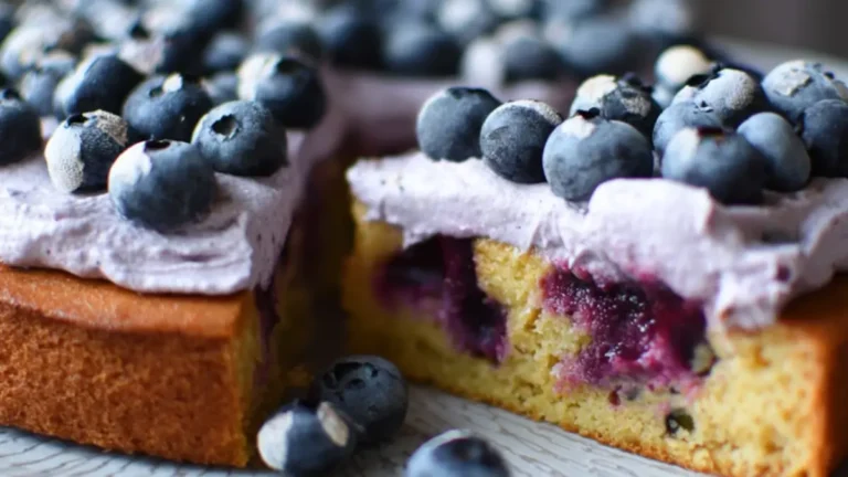 Kladdkaka brynt smör och blåbär: himmelskt god