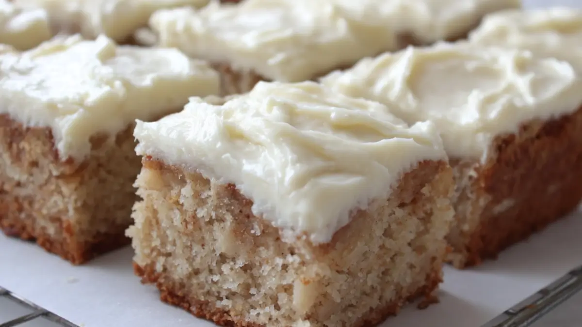 Saftig Äppelkaka Med Frosting: Perfekt Efterrätt