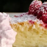Kokoskladdkaka med hallongrädde: En oemotståndlig dessert
