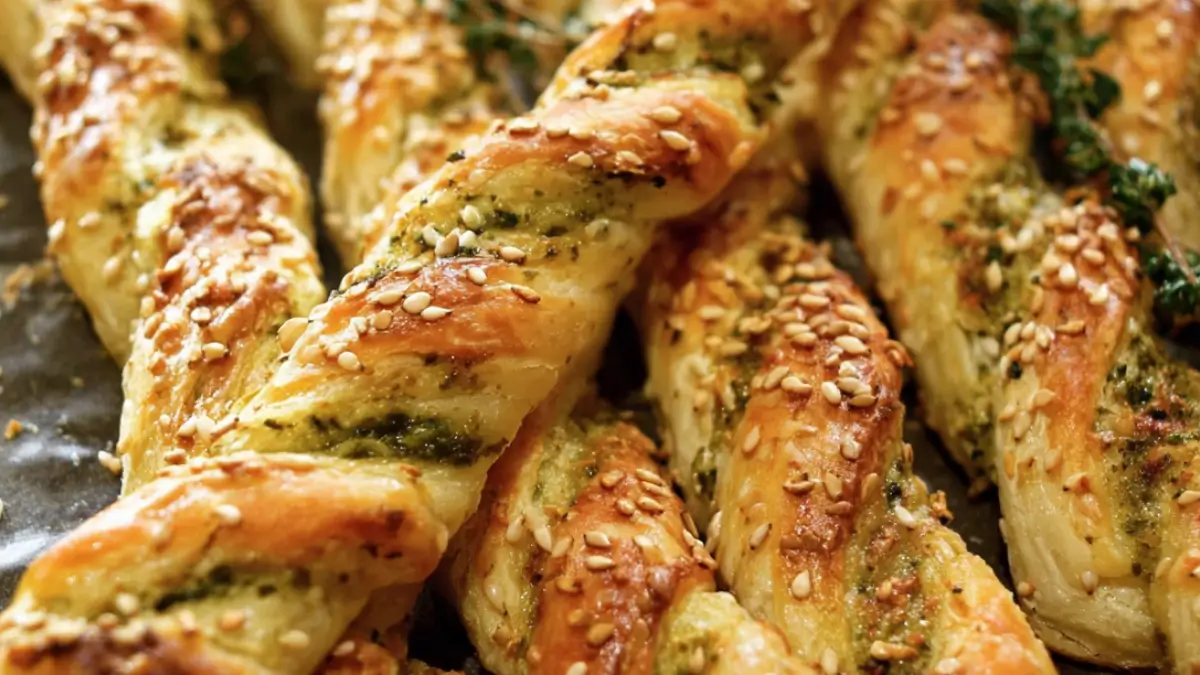 Älskade smördegstänger med pesto och ost