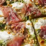 Upptäck Pizza med pesto, burrata och prosciutto