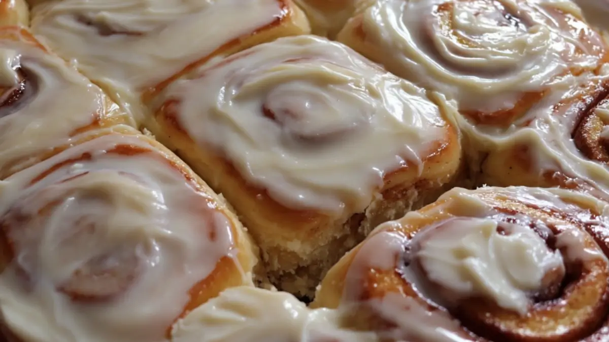 Cinnabons kanelbullar i långpanna med frosting