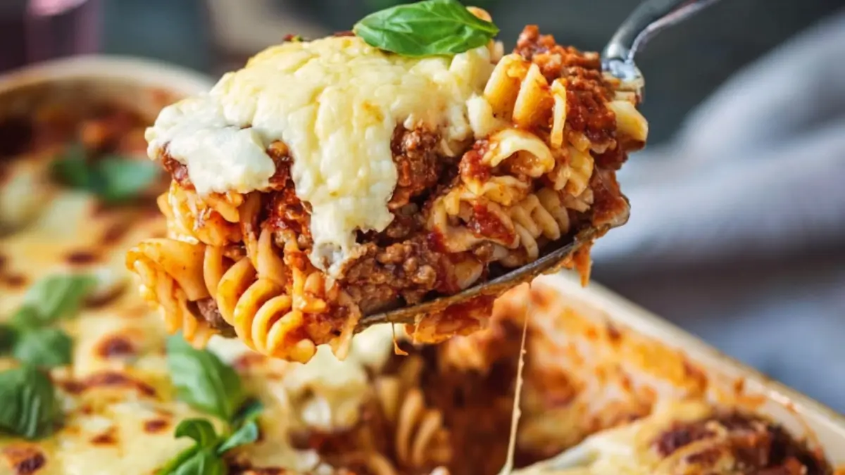 Pastagratäng med köttfärs och osttäcke