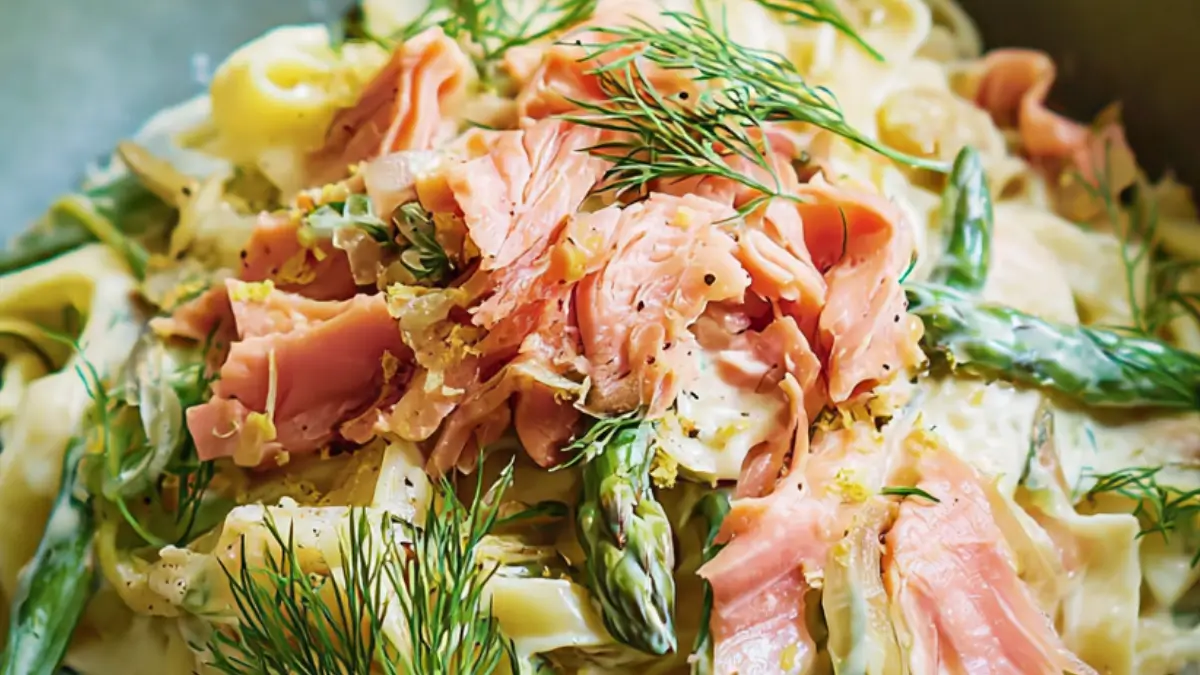 Njut av lyxig laxpasta med sparris och citron idag!