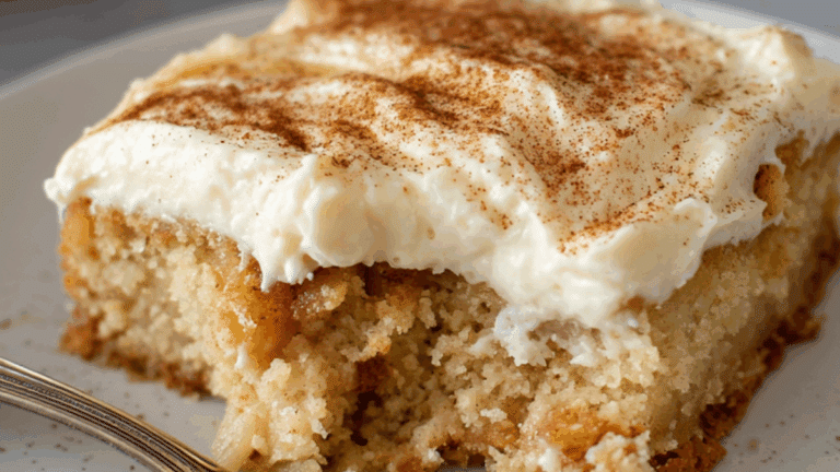 Saftig äppelkaka med frosting: Perfekt enkelt lyxig