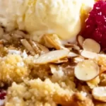 Lyxig Peach Melba smulpaj med smuldeg och bär