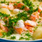 Äkta krämig fisksoppa med räkor och persilja