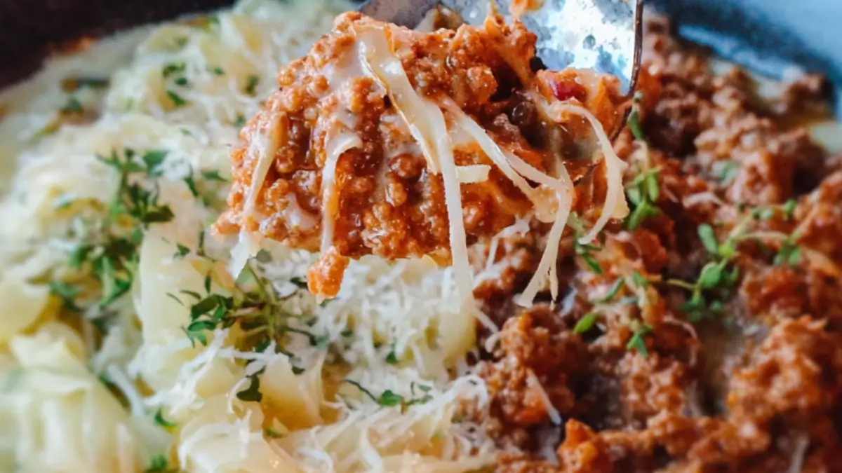 Mormors köttfärsås med parmesanstuvad vitkål