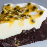 Kladdkaka med vit chokladkräm och passionsfrukt