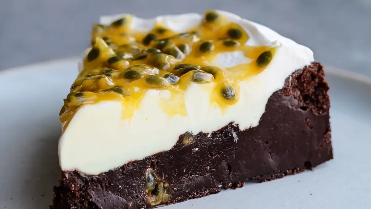 Kladdkaka med vit chokladkräm och passionsfrukt