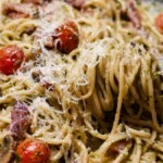 Pasta med bacon och pesto