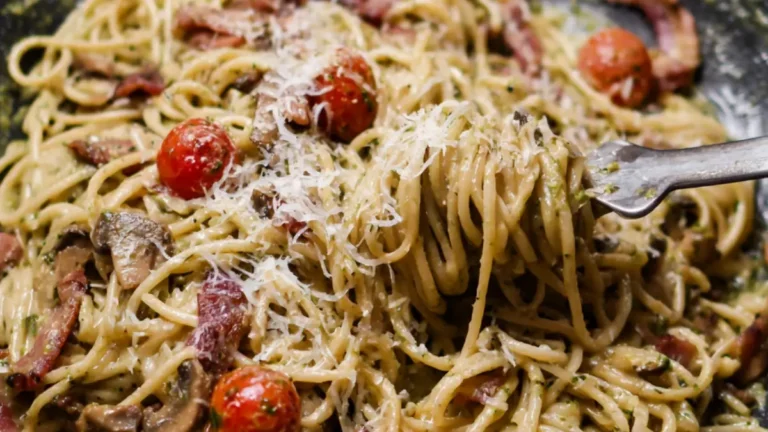 Pasta med bacon och pesto