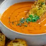 Tomatsoppa med ugnsrostade grönsaker och vitlöksbröd