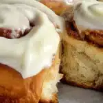 Sticky buns med pepparkaksfyllning & creamcheese frosting