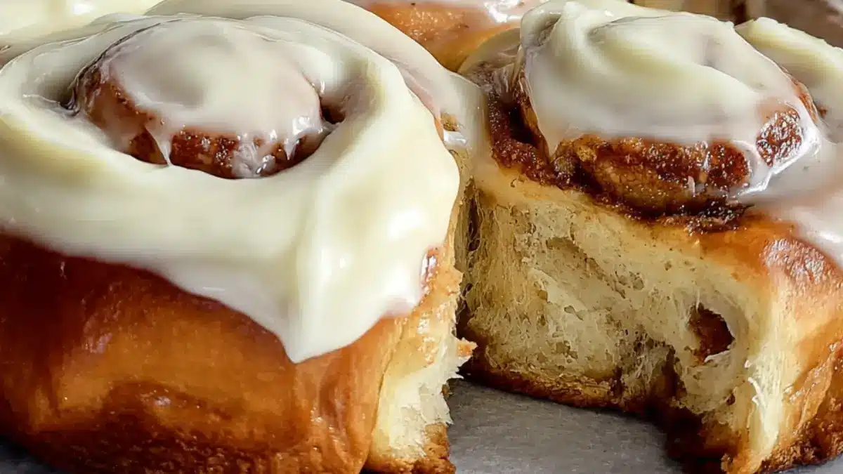 Sticky buns med pepparkaksfyllning & creamcheese frosting