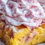 Saffranskokosblondies med hallongrädde