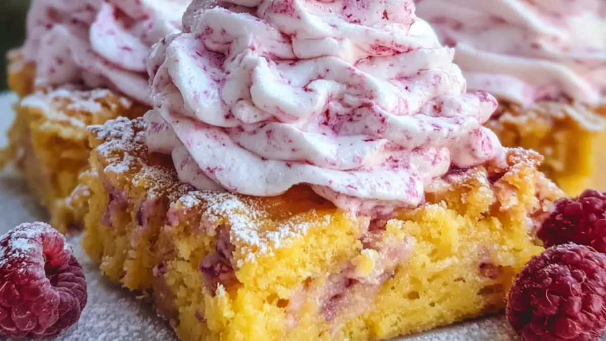 Saffranskokosblondies med hallongrädde