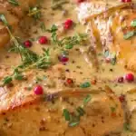 Gräddig kycklingpanna med rosépeppar, balsamico och timjan