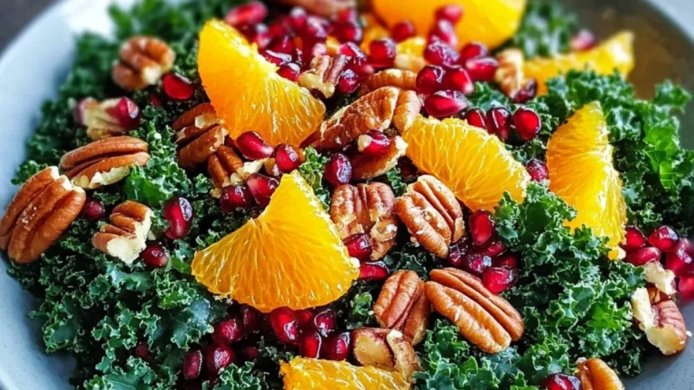 Grönkålssallad med apelsin, granatäpple och pekannötter