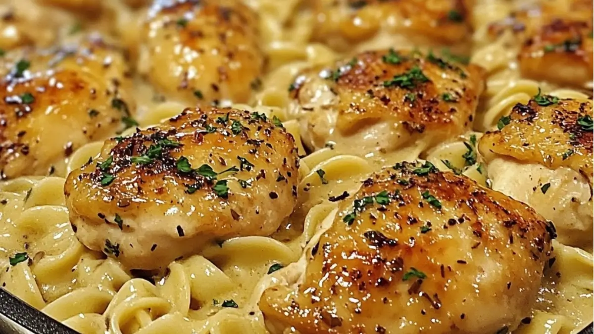 Kyckling i en panna med smörkokta nudlar