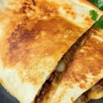 Tacotortilla med chilisås och smält ost