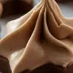 Julgodis med nougat och hasselnötter