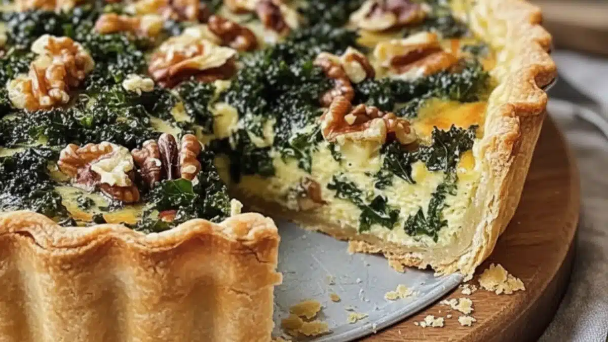 Grönkålspaj med valnötter