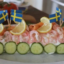 Skagenrulltårta: Enkelt & Festligt Recept med Räkor och Lax