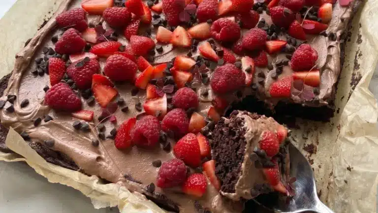 Lyxig kladdkaka i långpanna med chokladkräm och bär