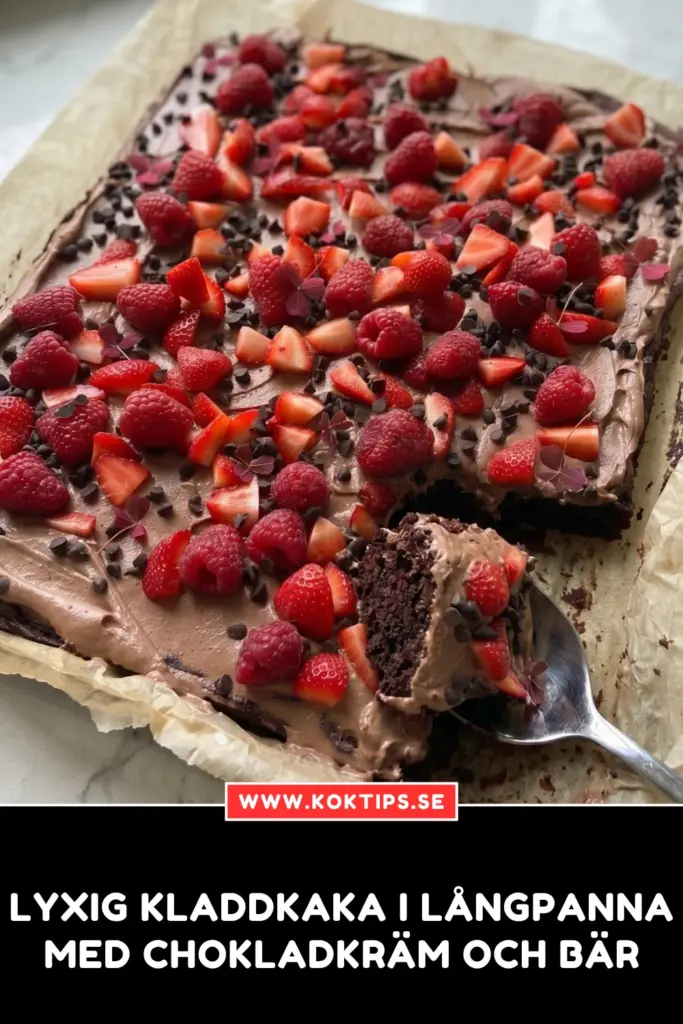Lyxig kladdkaka i långpanna med chokladkräm och bär