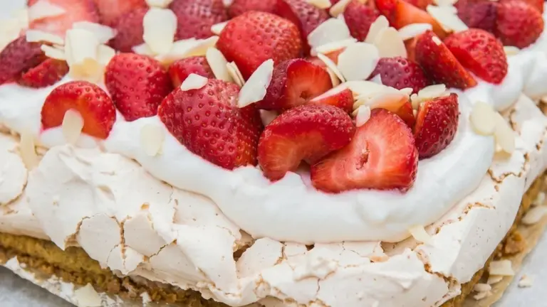 Maräng och sockerkakstårta med jordgubbar