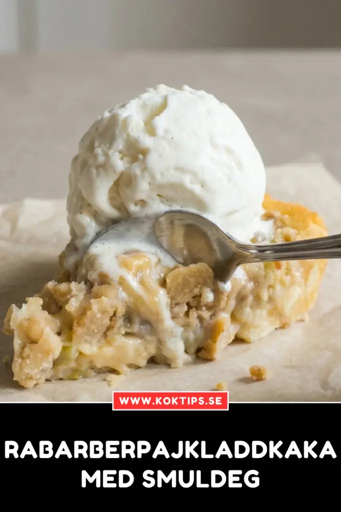 Rabarberpajkladdkaka med smuldeg