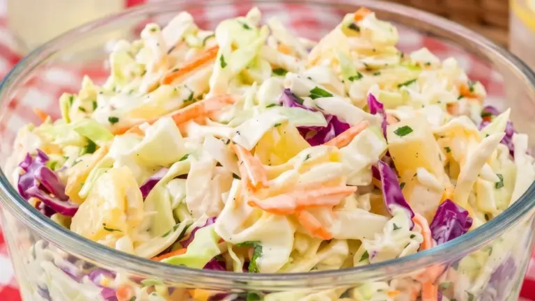 Gör coleslaw med ananas hemma: det krämiga tillbehöret du kommer älska