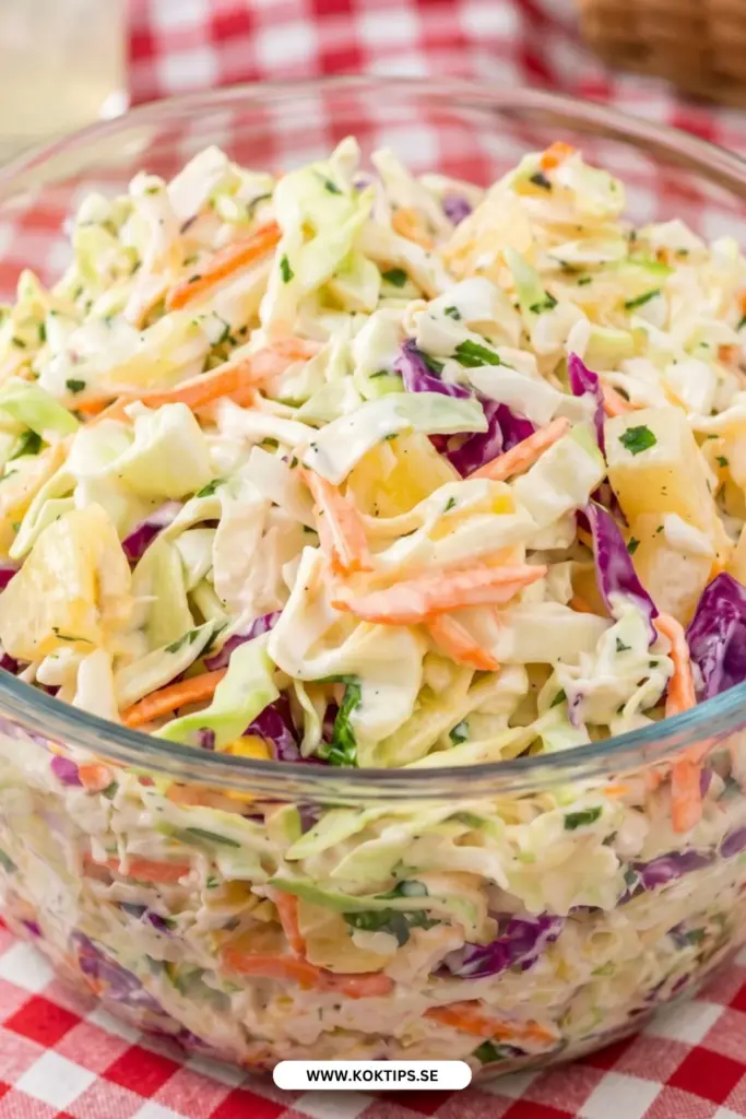 Gör coleslaw med ananas hemma: det krämiga tillbehöret du kommer älska