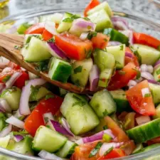Enkel Gurk- och Tomatsallad Recept
