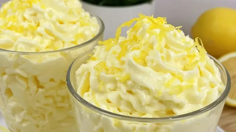 Krämig citronmousse: ett enkelt och klassiskt recept med bara tre ingredienser