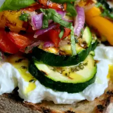 Grillat bröd med burrata och grönsaker recept