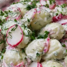 Krämig potatissallad med rädisor recept