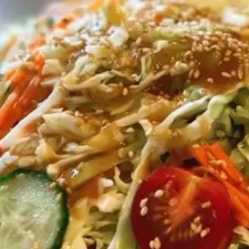 Asiatisk kålsallad recept med magisk dressing