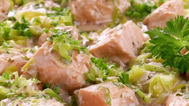 Laxgryta med purjolök: det bästa receptet för en krämig vardagsmiddag