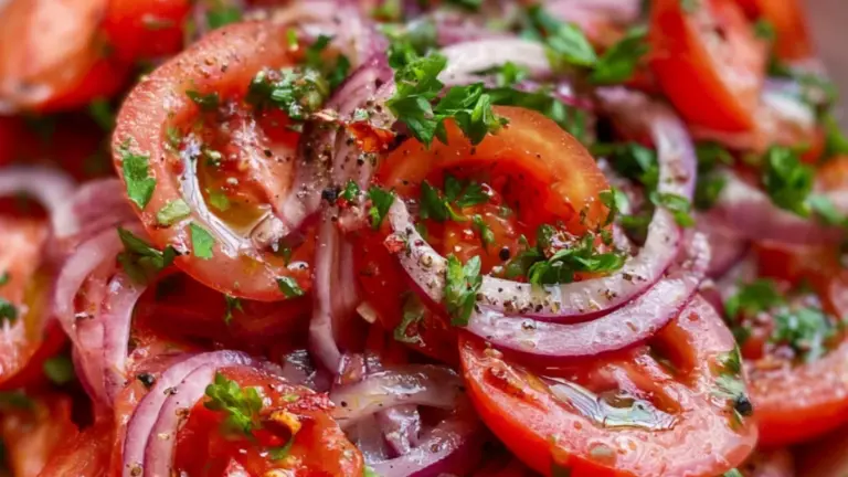 Klassisk medelhavsinspirerad tomatsallad med rödlök och citrusdressing