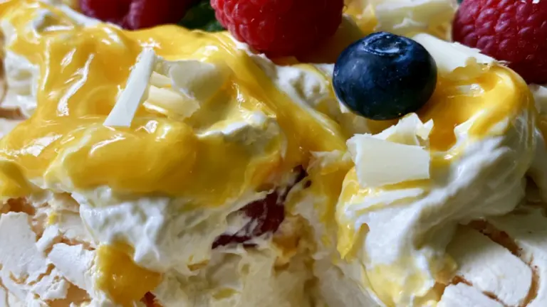 Pavlova i Långpanna med Citroncurd och Färska Bär